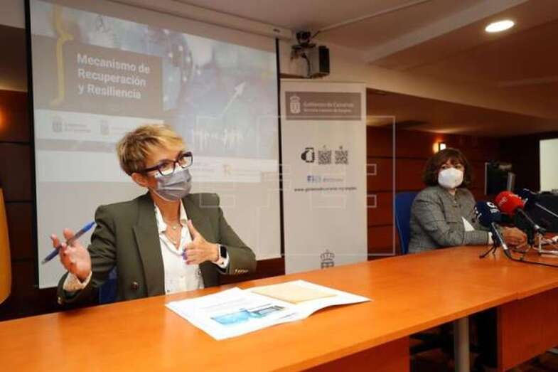 La consejera de Economía del Gobierno de Canarias, Elena Máñez (i), y la directora del Servicio Canario de Empleo, Dunia Rodríguez / TA